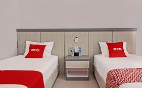 Super Oyo 92518 De Luna Hotel